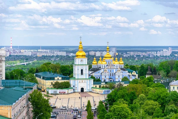 Kyiv, Ukrayna - 14 Mayıs 2021: Kyiv 'deki görkemli St. Michael Katedrali ve akşam gökyüzü. Kievan Rusçasının ünlü tarihi anıtı. Altın kubbeli Antik Hıristiyan Ortodoks kiliseleri