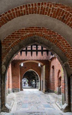 Malbork Kalesi 'ndeki Gotik kemerli kapı.