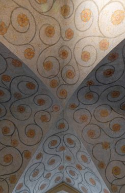  Eski bir gotik Katolik kilisesinin boyanmış tavanı.