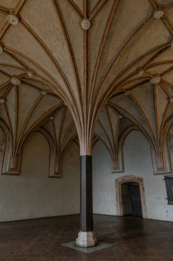 Bir ortaçağ kilisesinde Gotik kemerli kasa ve sütunlar