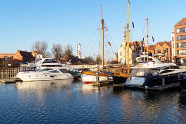 Polonya 'nın Gdansk kentindeki nehir rıhtımı ve yatlar