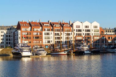 Polonya 'nın Gdansk kentindeki nehir rıhtımı ve yatlar