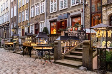 Gdansk, Polonya - 24 Mart 2022: Gdansk 'taki tarihi Mariacka Caddesi' ndeki antik binalar. Geleneksel mücevher mağazaları ve kehribar mücevher ürünlerinin renkli vitrinleri