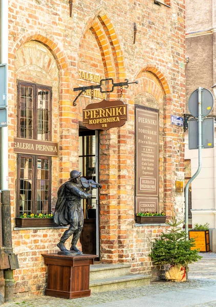 Torun, Polonya - 28 Mart 2022: Polonya 'nın Torun kentinin tarihi bölgesinde eski bir zencefilli kek kafesinin tuğla cephesi. Eski Avrupa gotik mimarisi ve geleneksel mutfak