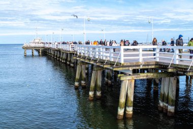 Sopot, Polonya - 19 Ocak 2022: Sopot, Pomeranya 'nın Polonya Voyvoda Baltık Denizi kıyısındaki eski ahşap iskele. Popüler turistik cazibe