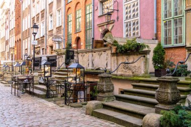 Gdansk, Polonya - 24 Mart 2022: Gdansk 'taki tarihi Mariacka Caddesi' ndeki antik binalar. Geleneksel mücevher mağazaları ve kehribar mücevher ürünlerinin renkli vitrinleri