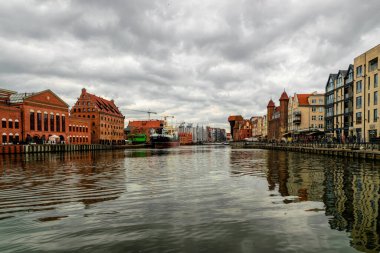 Gdansk 'ta tarihi şehir kapıları ve mekanik vinç Zuraw