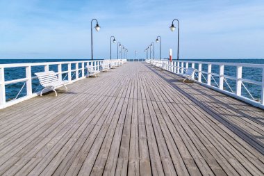 Gdynia 'daki eski ahşap iskele, Baltık Denizi kıyısında.