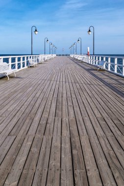 Gdynia 'daki eski ahşap iskele, Baltık Denizi kıyısında.