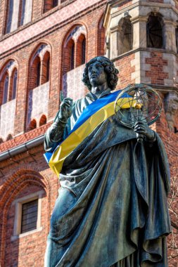 Torun, Polonya - 28 Mart 2022: Gökbilimci Nikolai Koprnik 'in heykeli, 1853 yılında Eski Pazar Meydanı' nda dikildi, mimar Christian Friedrich Tieck