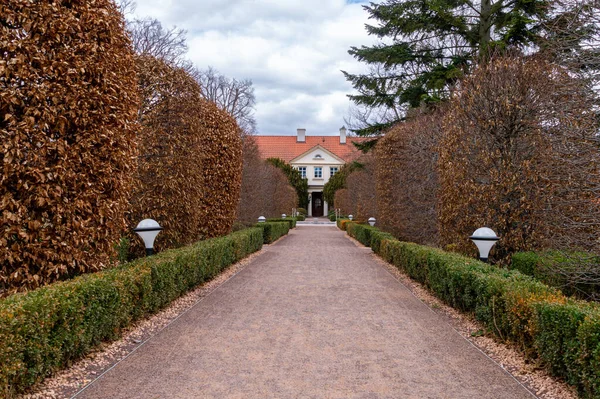 Yeşil bahçede yeni bir ev.