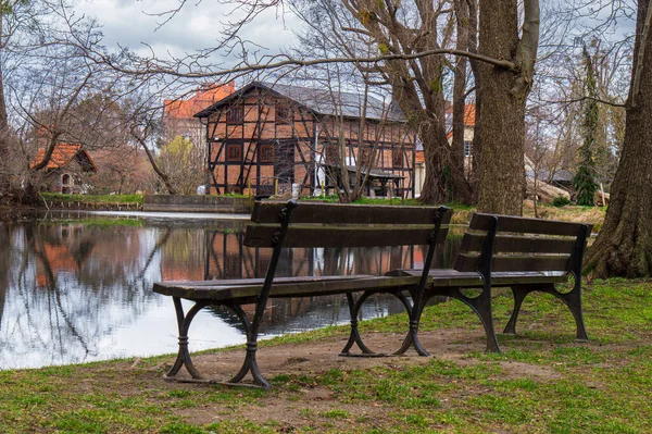 Bancs Sur Lac Printemps Dans Vieux Parc — Photo