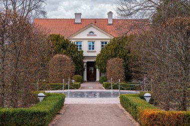 Yeşil bahçede yeni bir ev.