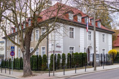 Gdansk, Polonya - 20 Nisan 2022: Gdansk, Polonya 'daki tarihi bölgede Rusya Federasyonu Konsolosluğu binasının cephesi. Rusya 'nın AB ülkesinde diplomatik temsili