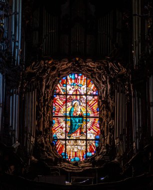 Vitraylı camda Bakire Meryem ve eski bir müzik organı