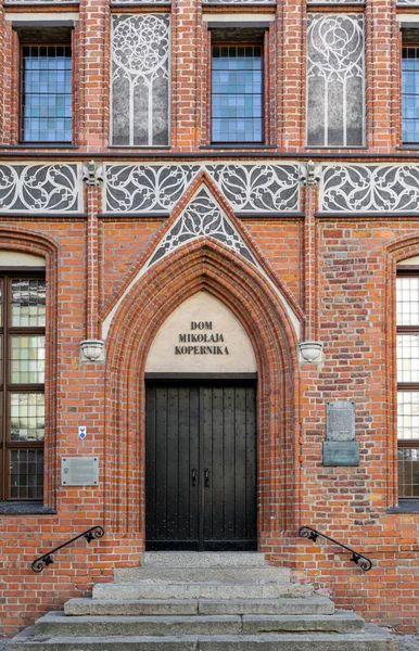 Torun, Polonya - 28 Mart 2022: Eski bir gotik binanın tuğla cephesi, ünlü Polonyalı astronom Nicolaus Kopernik 'in anavatanı. Ünlü turist simgesi.
