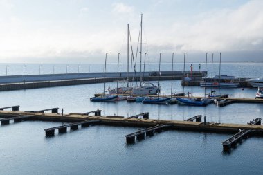 Yatlar ve tekneler Sopot 'taki iskeleye demirlemişti.