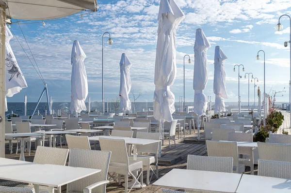 Güneşli Bir Sahil Kenarındaki Bir Kafede Masa Sandalyeler — Stok fotoğraf