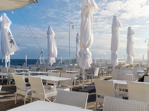 Güneşli Bir Sahil Kenarındaki Bir Kafede Masa Sandalyeler — Stok fotoğraf