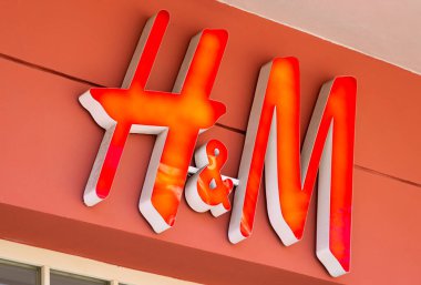  Marka H & M logosu mağazanın önünde