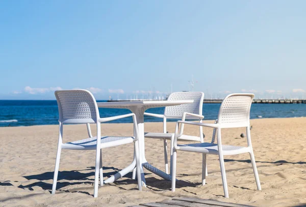 Białe Krzesła Stół Piaszczystej Plaży — Zdjęcie stockowe