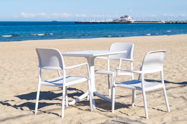 White Chairs Table Sandy Beach — Fotografia de Stock