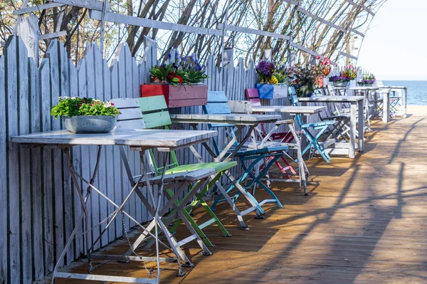  Kumsalda kaldırım kafesi ve saksılar