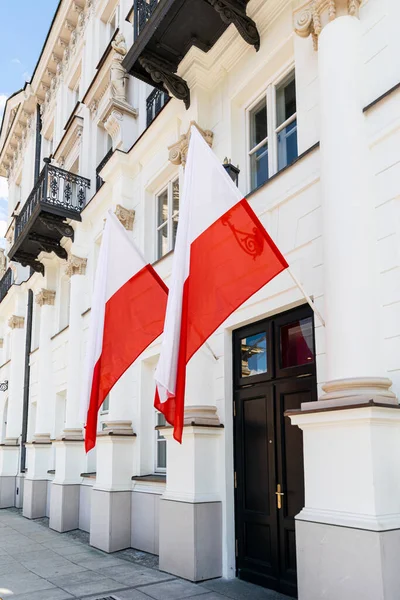 Die Rot Weiße Flagge Polens Der Fassade Eines Regierungsgebäudes — Stockfoto