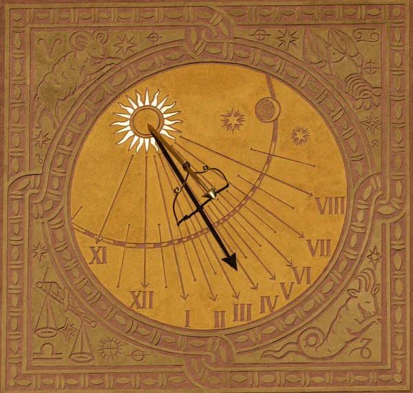Vintage Εξωτερικό Ηλιακό Ρολόι Στον Τοίχο — Φωτογραφία Αρχείου
