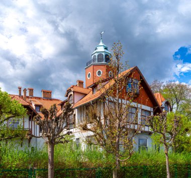 Baharda bahçede eski bir malikane