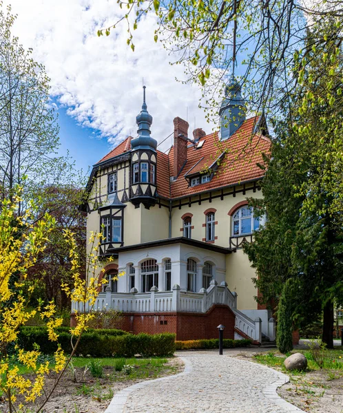 Baharda bahçede eski bir malikane