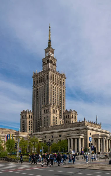 Varşova, Polonya - 01 Mayıs 2022 Varşova şehir merkezi. Kültür, Bilim ve Gökdelenler Sarayı 'nın ünlü binası