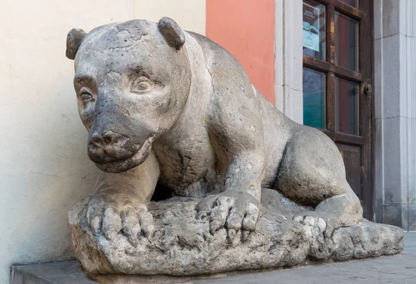 ワルシャワの通りにライオンの古代の石の像 — ストック写真