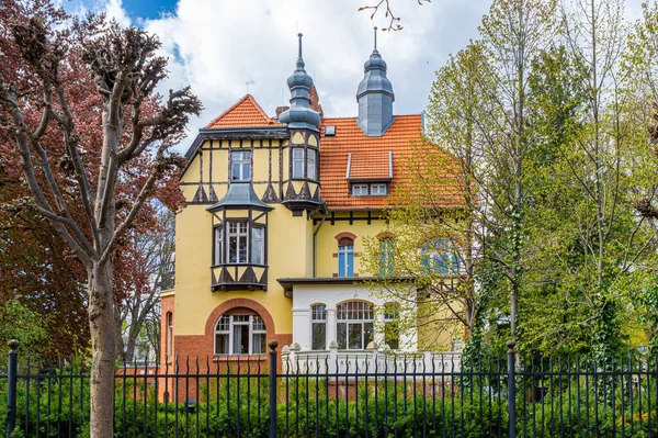 Baharda bahçede eski bir malikane