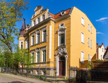 Baharda bahçede eski bir malikane