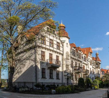 Baharda bahçede eski bir malikane