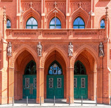 Polonya 'nın Szczecin kentindeki eski Kızıl Townhall' ın Gotik cephesi