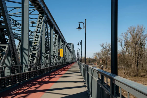  Vistula Nehri ve Torun şehri üzerindeki köprü.