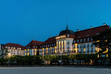 Sopot, Polonya - 26 Mayıs 2022: Sopot Polonya 'daki Grand Hotel Sofitel' in parlak cephesi. Baltık kıyılarında lüks bir konaklama yeri, ünlü tatil beldesi.