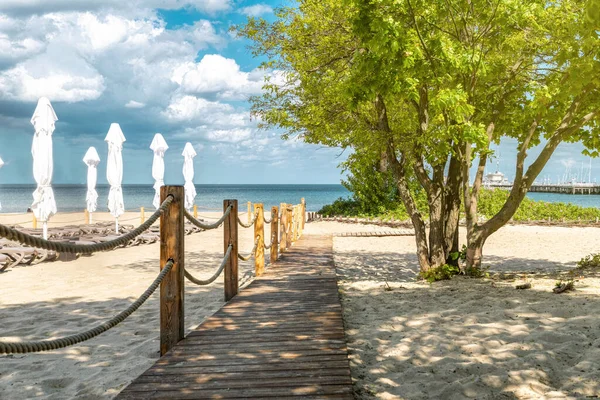 Drewniany Chodnik Słonecznej Piaszczystej Plaży — Zdjęcie stockowe