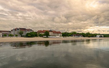 Sopot 'taki Baltık Denizi' nin güneşli plajı.