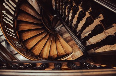 Güzel eski ahşap döner merdiven