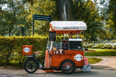 Sopot, Polonya - 01 Temmuz 2022: Sopot 'taki renkli yeşil yaz parkı ve sokaklarda içecek ve dondurma satışı