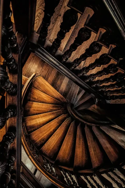 Güzel Eski Ahşap Döner Merdiven — Stok fotoğraf