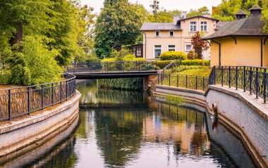 Bruges 'de sabah. Kanalın kıyısındaki eski evler