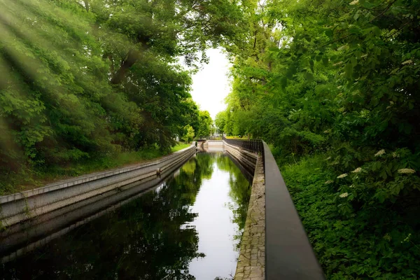 Kanal Den Gamla Gröna Stadsparken — Stockfoto