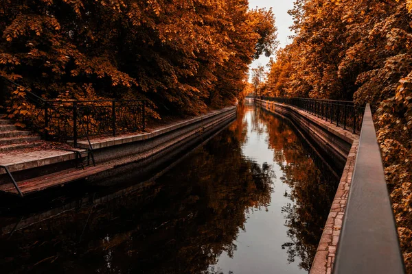 Canal Och Höst Träd Reflektion — Stockfoto