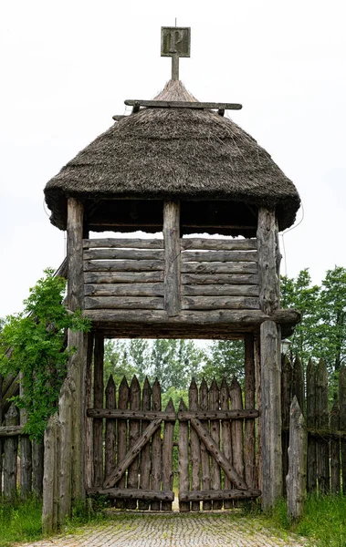 Древние Деревянные Ворота Средневековая Башня — стоковое фото