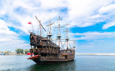 İspanyol kadırgası tarzında zevkli bir yelkenli.