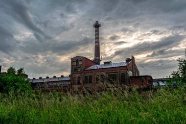 Londra 'nın varoşlarında terk edilmiş eski bir fabrika inşa etmek.